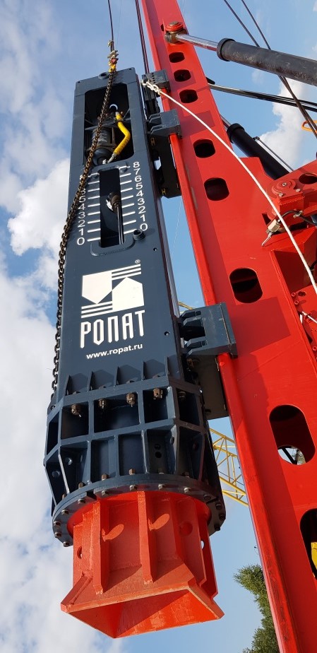 Свайный гидромолот РОПАТ МГ3к на экскаваторе Doosan.